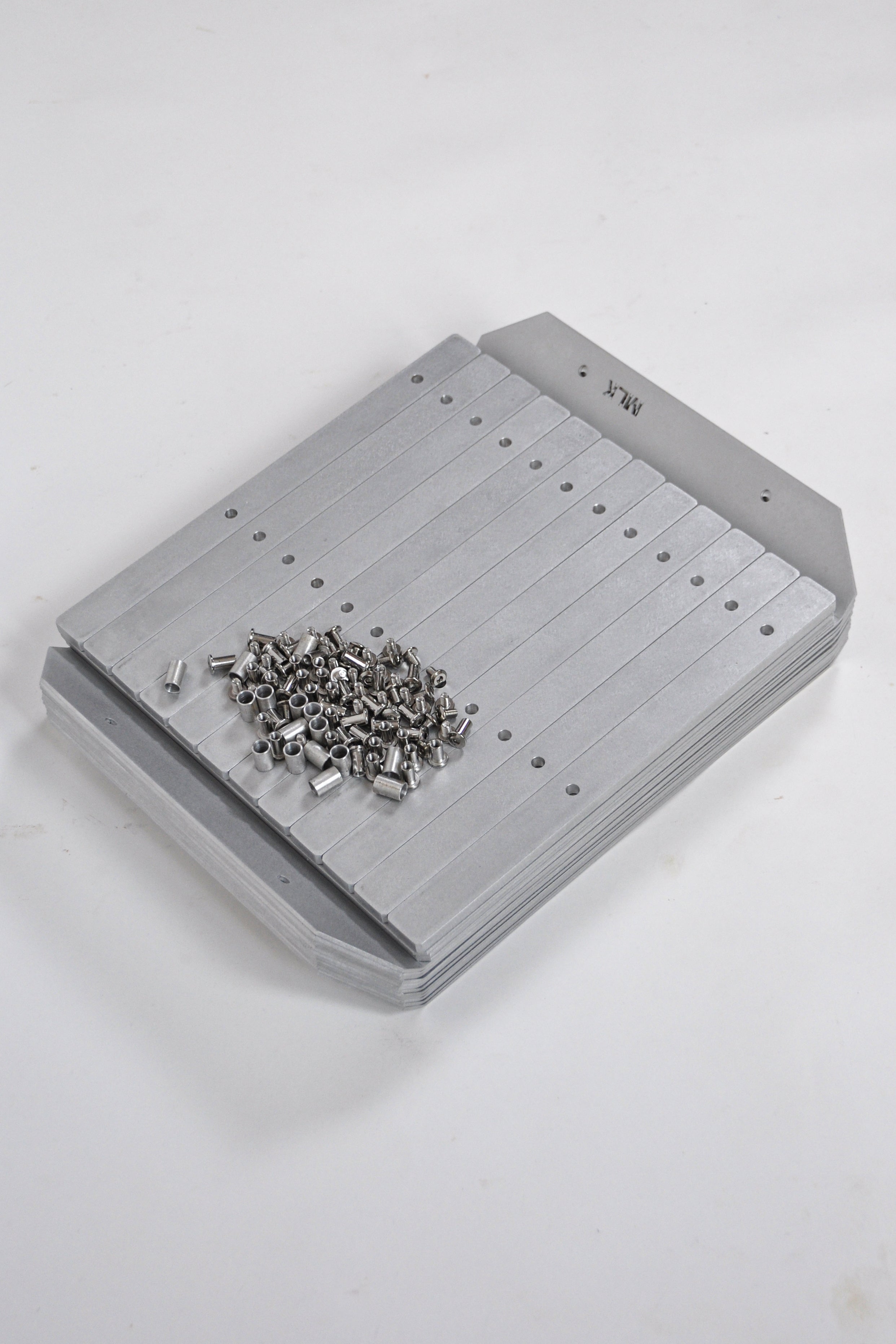 D300 SHELVES MLK furniture