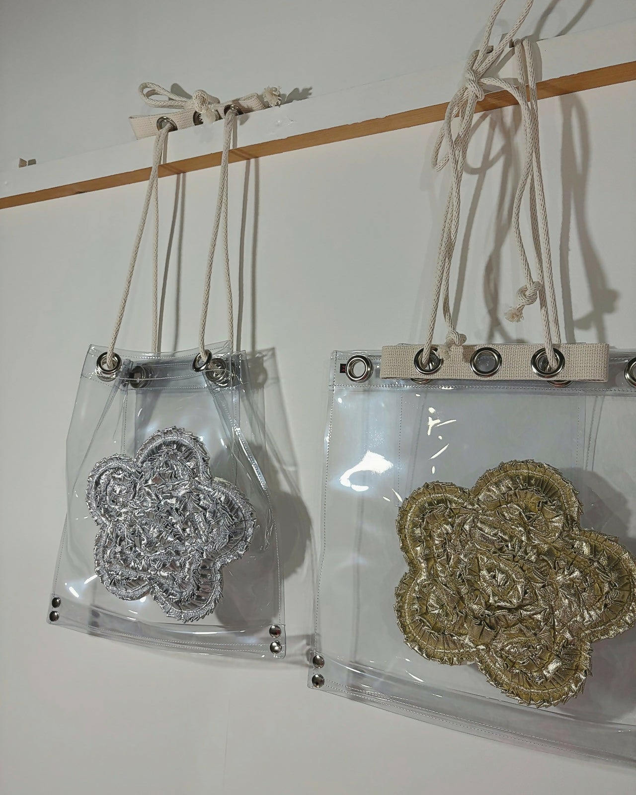 PVC VINYL x SOLID-DECORATION METALLIC FLOWER DRAWSTRING BAG Studio Stars