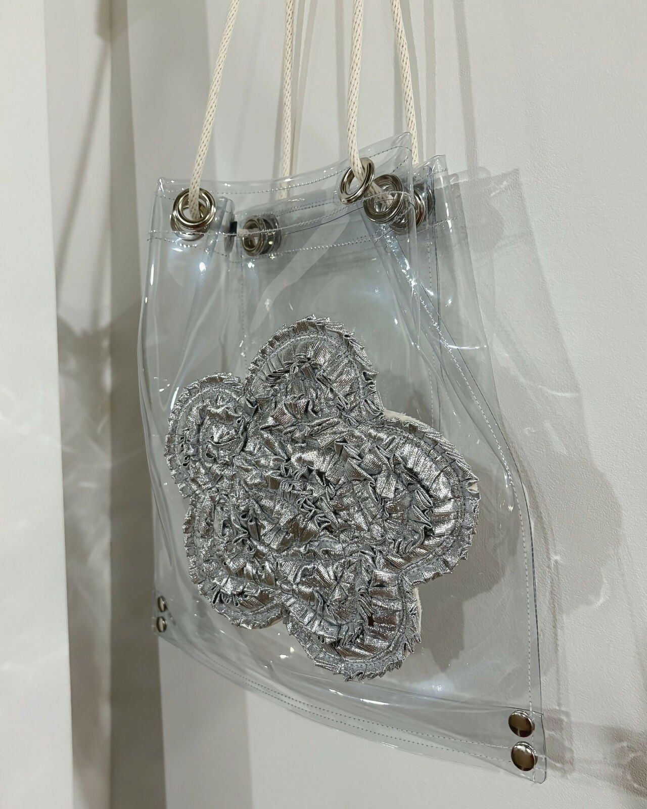 PVC VINYL x SOLID-DECORATION METALLIC FLOWER DRAWSTRING BAG Studio Stars