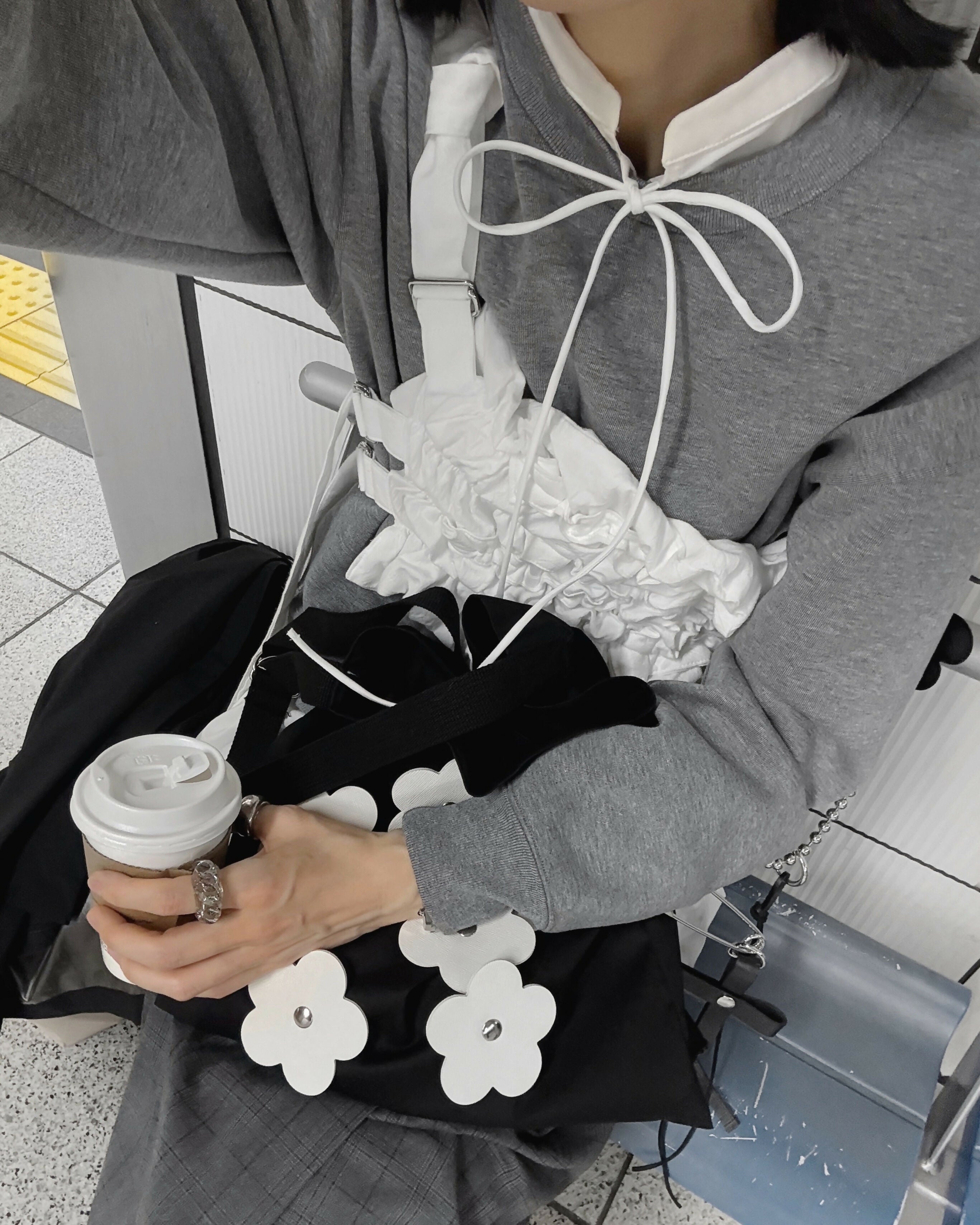 CIRCLE FLOWER MOTIF DECORATION LIGHT BAG Studio Stars